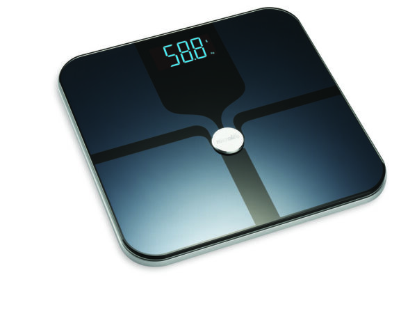 Microlife WS 200 BT Η ηλεκτρονική ζυγαριά Microlife WS 200 BT σας δίνει τη δυνατότητα να υπολογίζετε το σωματικό σας βάρος με ακρίβεια. Η δυνατότητα της ανέρχεται στα 180 κιλά, με υποδιαίρεση 100 γραμμαρίων. Συνδέεται με την εφαρμογή “Microlife Connected Health +” χρησιμοποιώντας το Bluetooth® και επιτρέπει γρήγορη ανάλυση της σύνθεσης του σώματός σας. Η ακριβής γνώση της σύνθεσης του σώματός σας, επιτρέπει μια σωστή εκτίμηση της περίσσειας λίπους και ταυτόχρονα καθορίζει το ενδεδειγμένο βάρος ως συνάρτηση της διατροφικής σας κατάστασης. Επιπλέον, η γνώση της σύνθεσης του σώματός σας επιτρέπει να συνδυάσετε μια σωστή διατροφή και σωματική δραστηριότητα ως απαραίτητες προϋποθέσεις για τη βελτίωση της ποιότητας ζωής, την προαγωγή της υγείας και την πρόληψη παθολογιών. Χαρακτηριστικά: Μέτρηση: βάρους σώματος, λίπους σώματος, νερού σώματος, μυικής μάζας, οστικής μάζας, ∆είκτη Μάζας Σώματος (BMI), ∆είκτη Βασικού Μεταβολισμού (BMR) Αυτόματη μεταφορά δεδομένων μέσω Bluetooth: Επιτρέπει γρήγορη ανάλυση της σύνθεσης του σώματός σας με την εφαρμογή Microlife Connected Health +. Υπενθύμιση λήψης φαρμάκων Επιφάνεια ITO (Indium Tin Oxide) με ηλεκτρόδια με γυαλί προστασίας Λεπτός και σύγχρονος σχεδιασμός Μεγάλη, ευανάγνωστη οθόνη Επιλογή KG – lb Δυνατότητα μέτρησης έως 180 kg Διαβάθμιση: 100 g Μέγεθος: 305 x 305 x 24 mm Βάρος: 1,92 kg 2 χρόνια εγγύηση