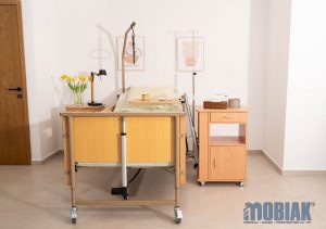Κομοδίνο, Ξύλινο Τροχήλατο με Ρυθμιζόμενο Τραπεζάκι